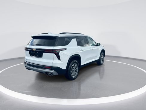 Used 2025 Chevrolet Traverse LT FWD image 9
