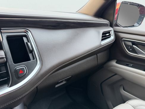 Used 2022 GMC Yukon SLT w/ SLT Luxury Package image 34