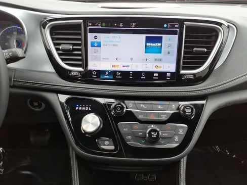 Used 2025 Chrysler Pacifica Limited image 18