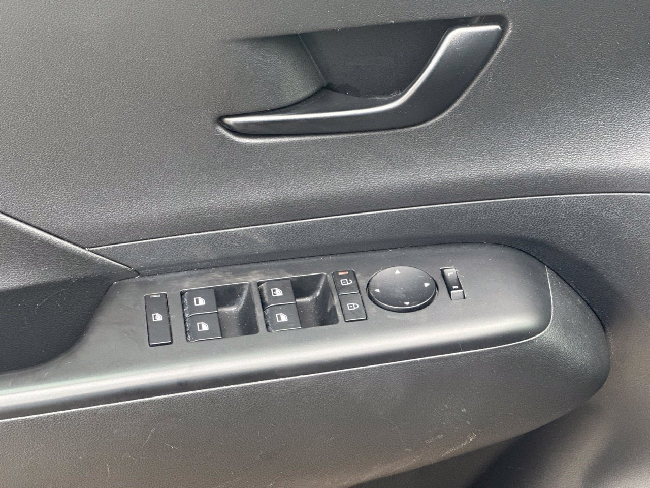 Used 2025 Hyundai Kona SEL FWD image 11