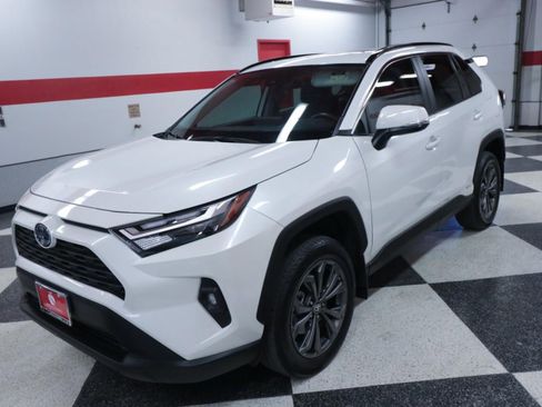 Used 2022 Toyota RAV4 XLE Premium image 5