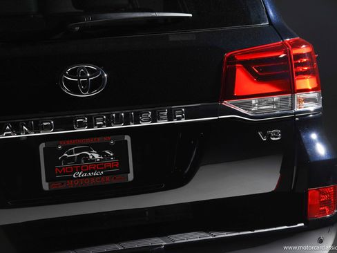 Used 2021 Toyota Land Cruiser Heritage Edition image 16