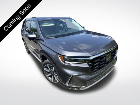 Used 2025 Honda Pilot Touring image 3