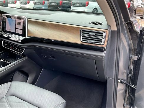 Used 2025 Volkswagen Atlas SE image 17