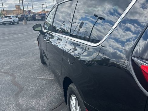 Used 2023 Chrysler Pacifica Touring-L FWD image 8