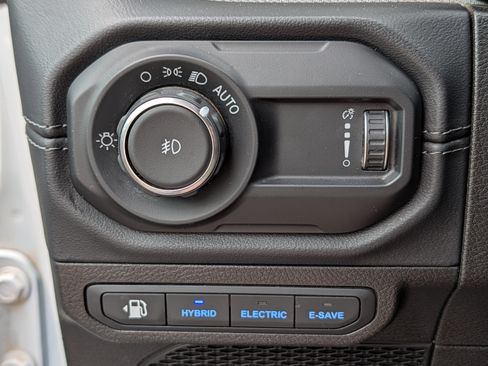 Used 2024 Jeep Wrangler Unlimited Sahara AWD/4WD image 26