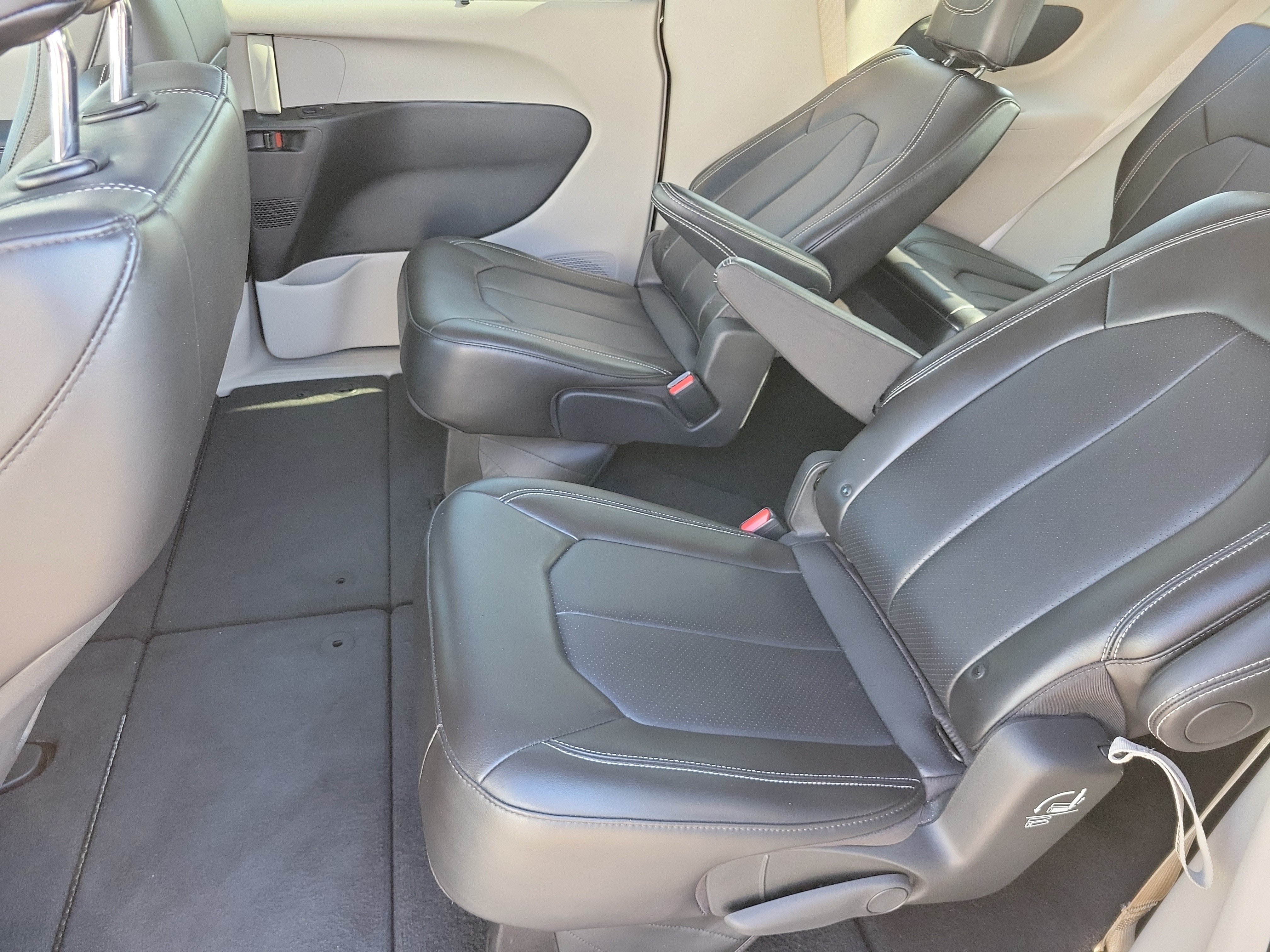 Used 2024 Chrysler Pacifica Touring-L FWD image 12