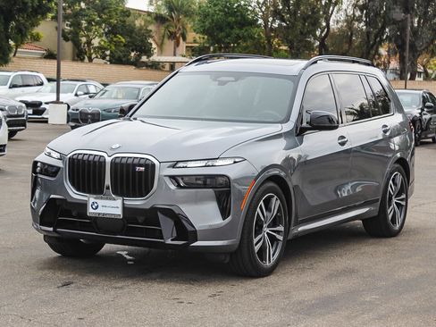 Used 2025 BMW X7 M60i image 3