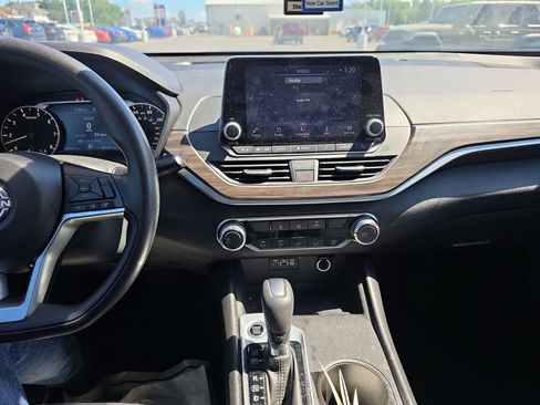 Used 2025 Nissan Altima 2.5 SV FWD image 12