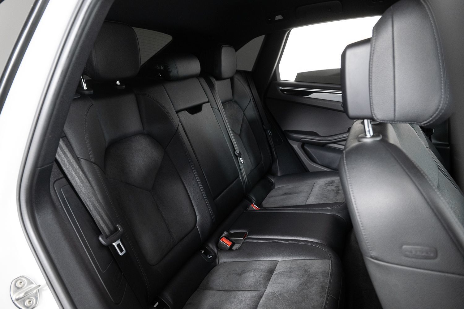 Used 2018 Porsche Macan AWD/4WD image 24