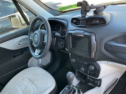 Used 2018 Jeep Renegade Latitude FWD image 10