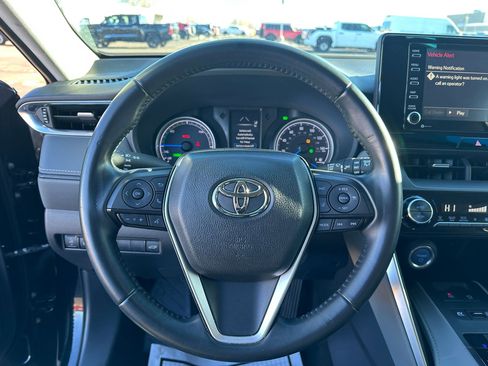 Used 2021 Toyota Venza LE image 15