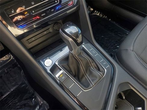 Certified 2025 Volkswagen Taos SE image 25