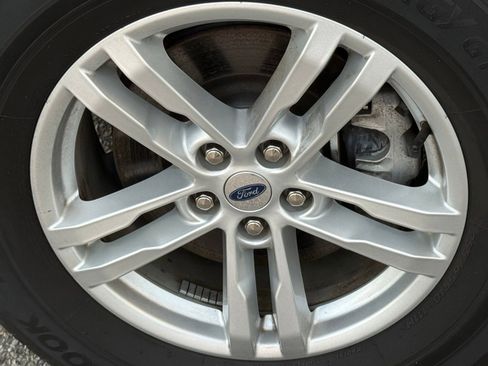Used 2022 Ford Explorer XLT w/ Equipment Group 202A AWD/4WD image 46