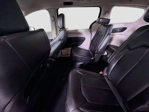 Used 2024 Chrysler Pacifica Touring-L FWD image 26