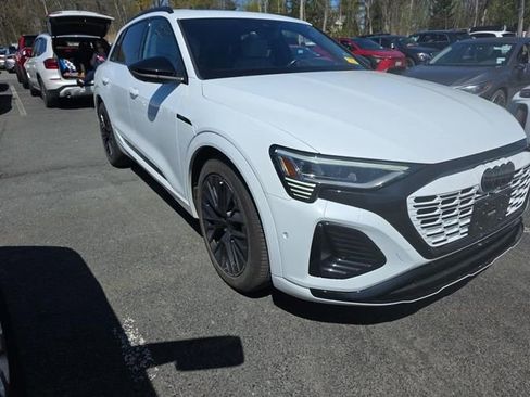 Used 2024 Audi Q8 e-tron Prestige w/ Prestige Package AWD/4WD image 3