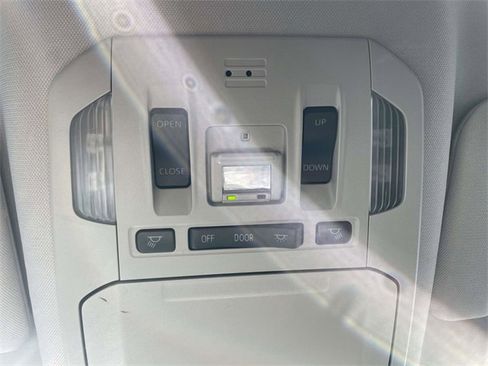 Used 2021 Toyota Highlander XLE image 24