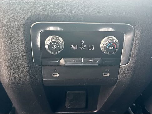 Used 2024 GMC Yukon XL SLT RWD image 28