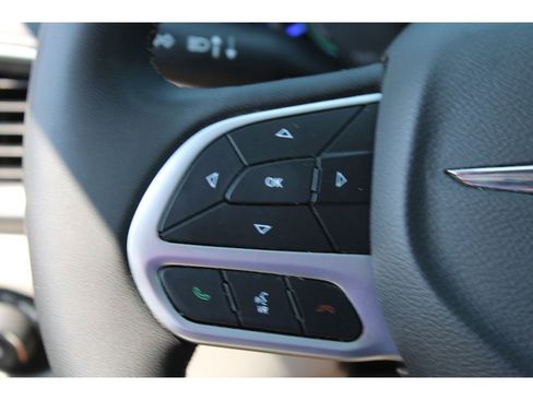 Used 2023 Chrysler Pacifica Limited image 26