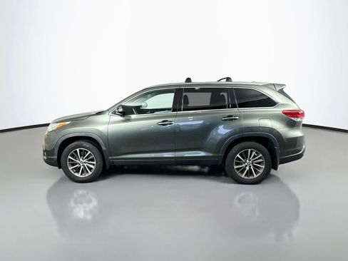 Used 2019 Toyota Highlander XLE AWD/4WD image 3