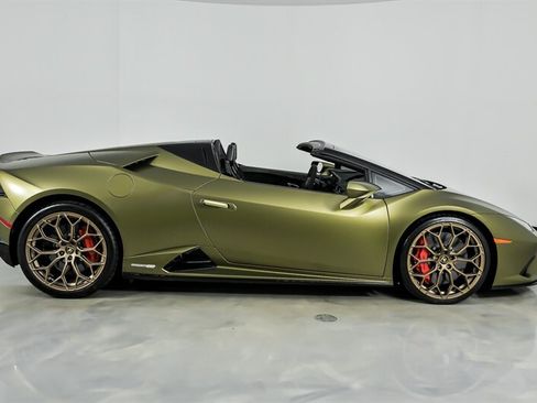 Used 2022 Lamborghini Huracan EVO RWD image 14
