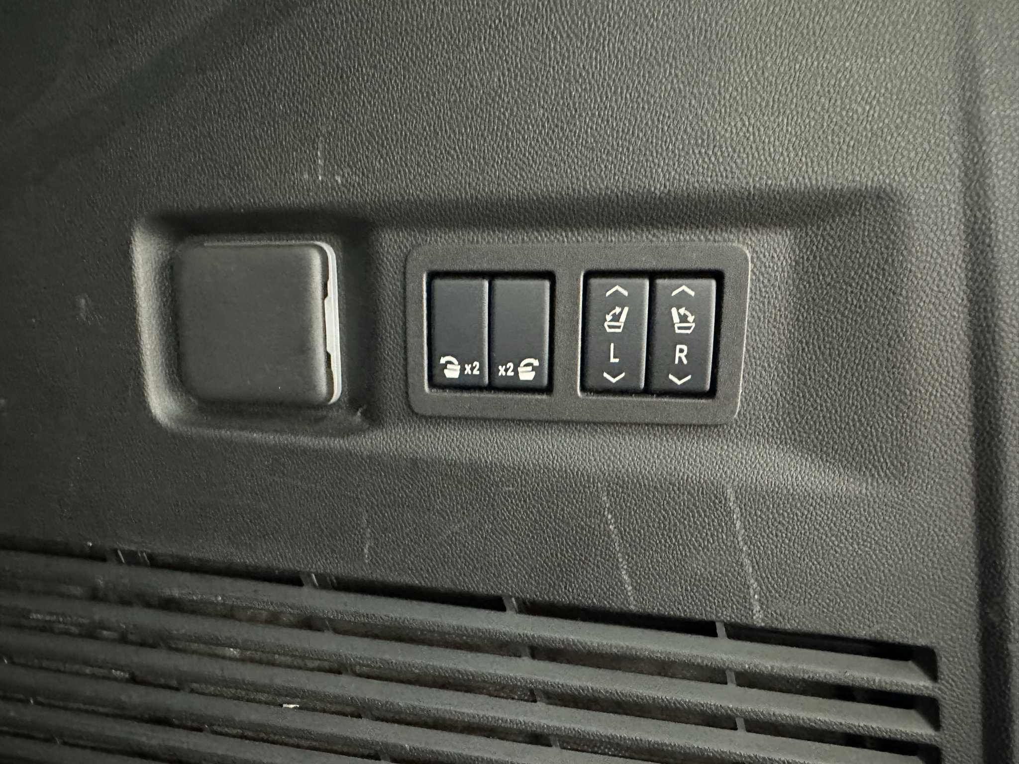 Certified 2025 GMC Yukon Denali AWD/4WD image 9