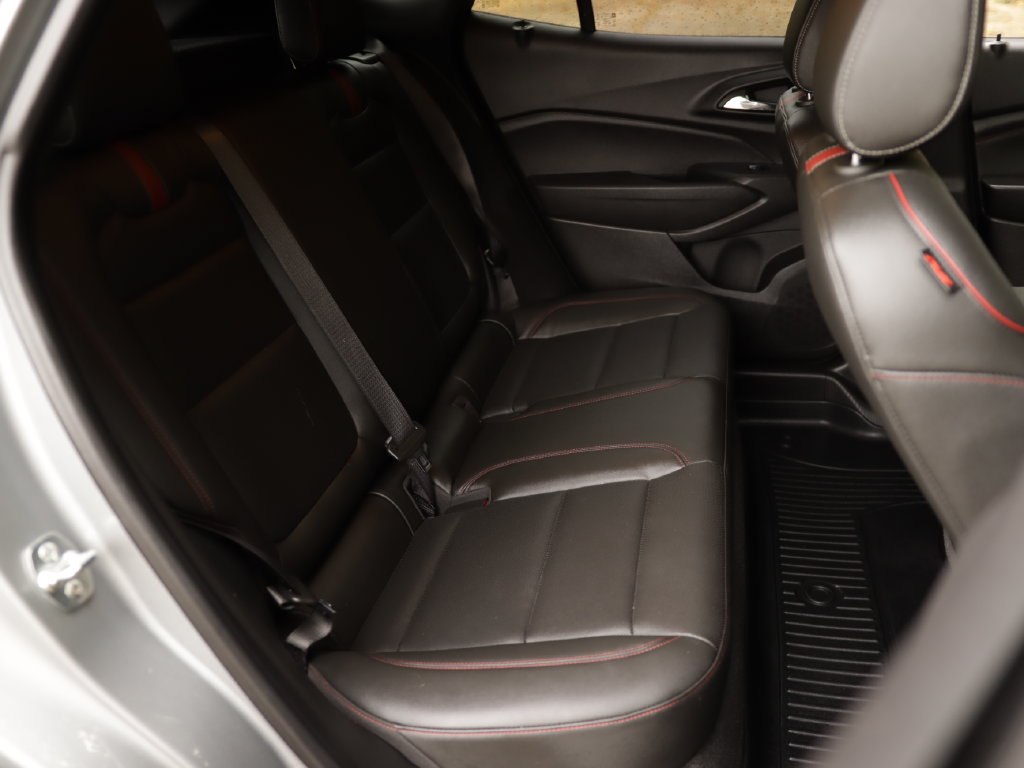 Used 2025 Chevrolet Trax RS w/ Sunroof Package FWD image 27