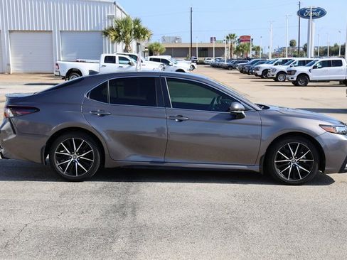 Certified 2022 Toyota Camry SE image 4