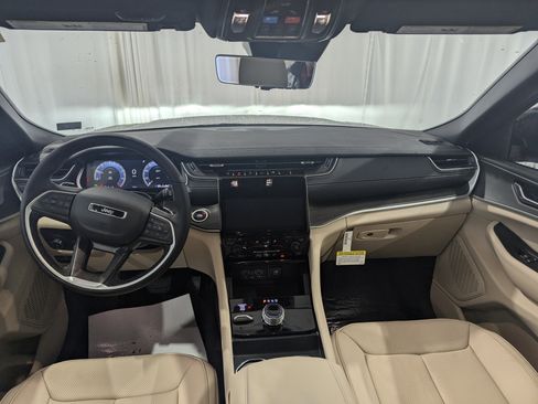 New 2025 Jeep Grand Cherokee Limited image 12