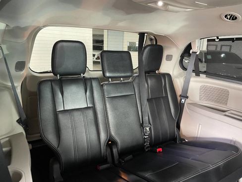 Used 2014 Chrysler Town & Country Touring image 27