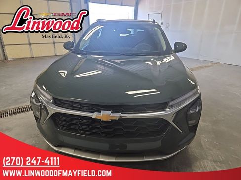 Used 2025 Chevrolet Trax LT FWD image 3