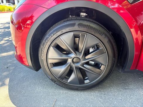 Used 2024 Tesla Model Y 2WD image 32