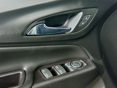 Used 2019 Chevrolet Equinox LT image 18