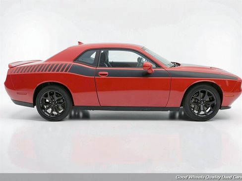 Used 2018 Dodge Challenger SXT Plus RWD image 4