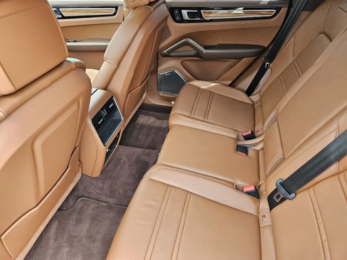Certified 2022 Porsche Cayenne E-Hybrid AWD/4WD image 28