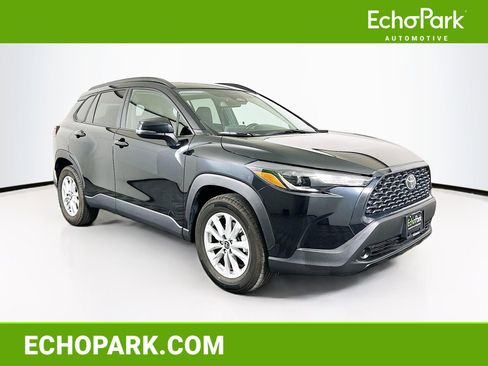 Used 2025 Toyota Corolla Cross LE image 1