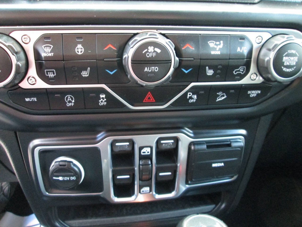 Used 2018 Jeep Wrangler Unlimited Sahara w/ Dual Top Group AWD/4WD image 19