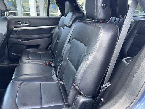 Used 2018 Ford Explorer XLT w/ Equipment Group 202A AWD/4WD image 8