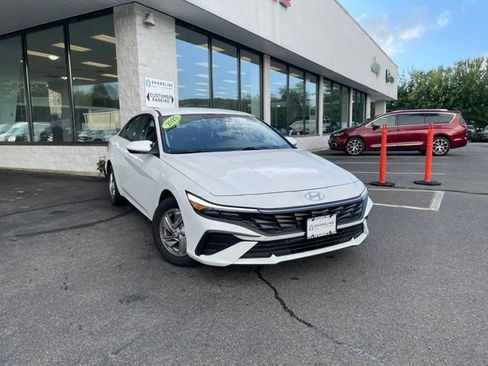 Used 2025 Hyundai Elantra SE FWD image 3