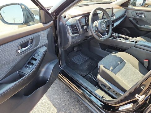 Used 2023 Nissan Rogue SV image 11