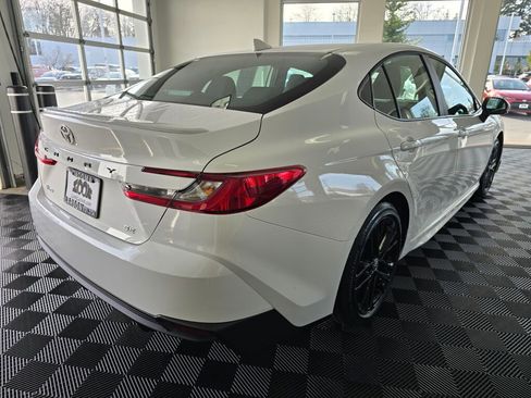 Used 2025 Toyota Camry SE image 4