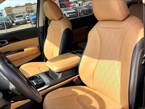 Used 2023 Kia Carnival EX FWD image 10