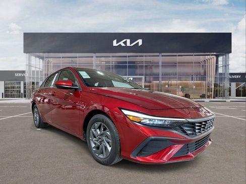 Used 2024 Hyundai Elantra SEL image 2