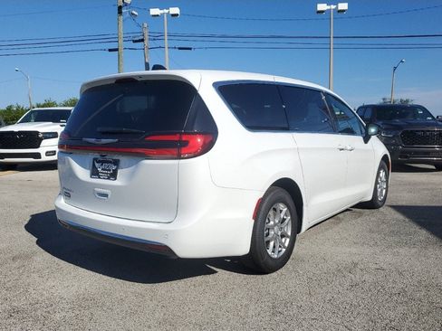 Used 2025 Chrysler Pacifica Select FWD image 4