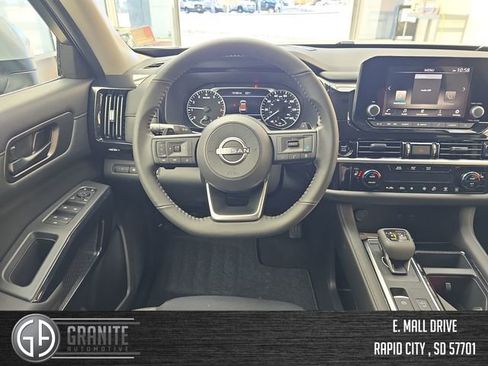 New 2025 Nissan Pathfinder SV image 13