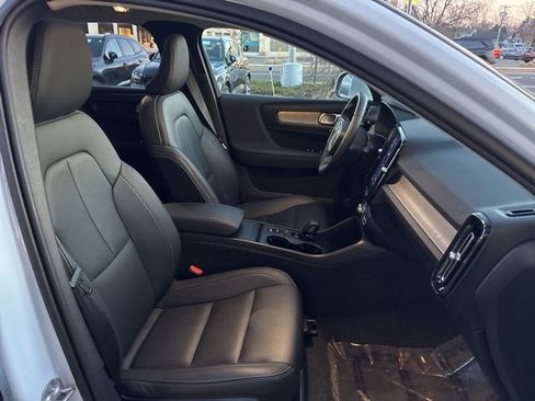 Used 2025 Volvo XC40 B5 Core image 16