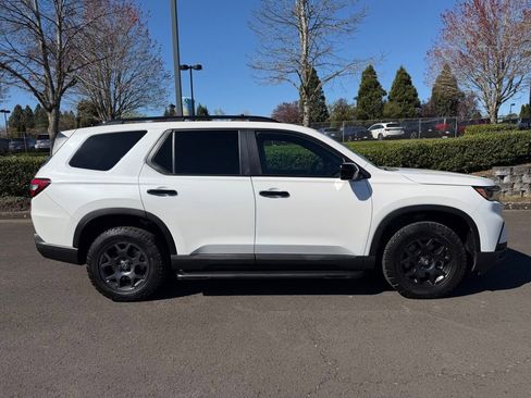 Certified 2025 Honda Pilot TrailSport image 8