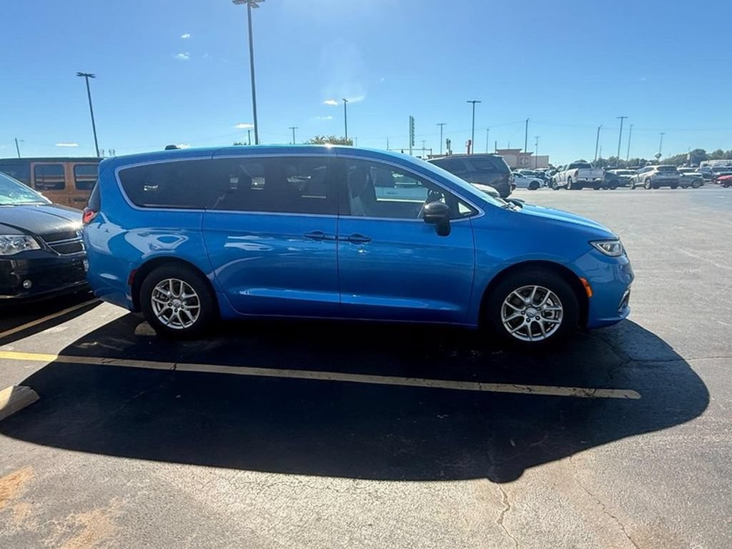 Used 2026 Chrysler Pacifica Select FWD image 6