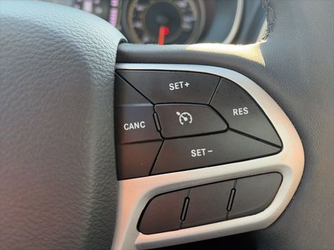 Used 2022 Jeep Cherokee Latitude AWD/4WD image 14