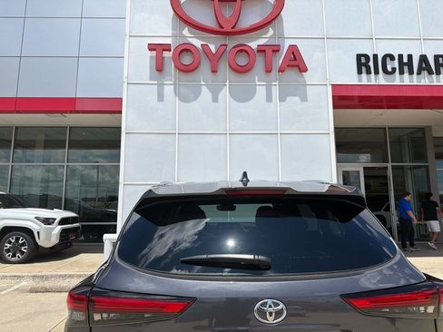 Used 2021 Toyota Highlander XLE FWD image 5